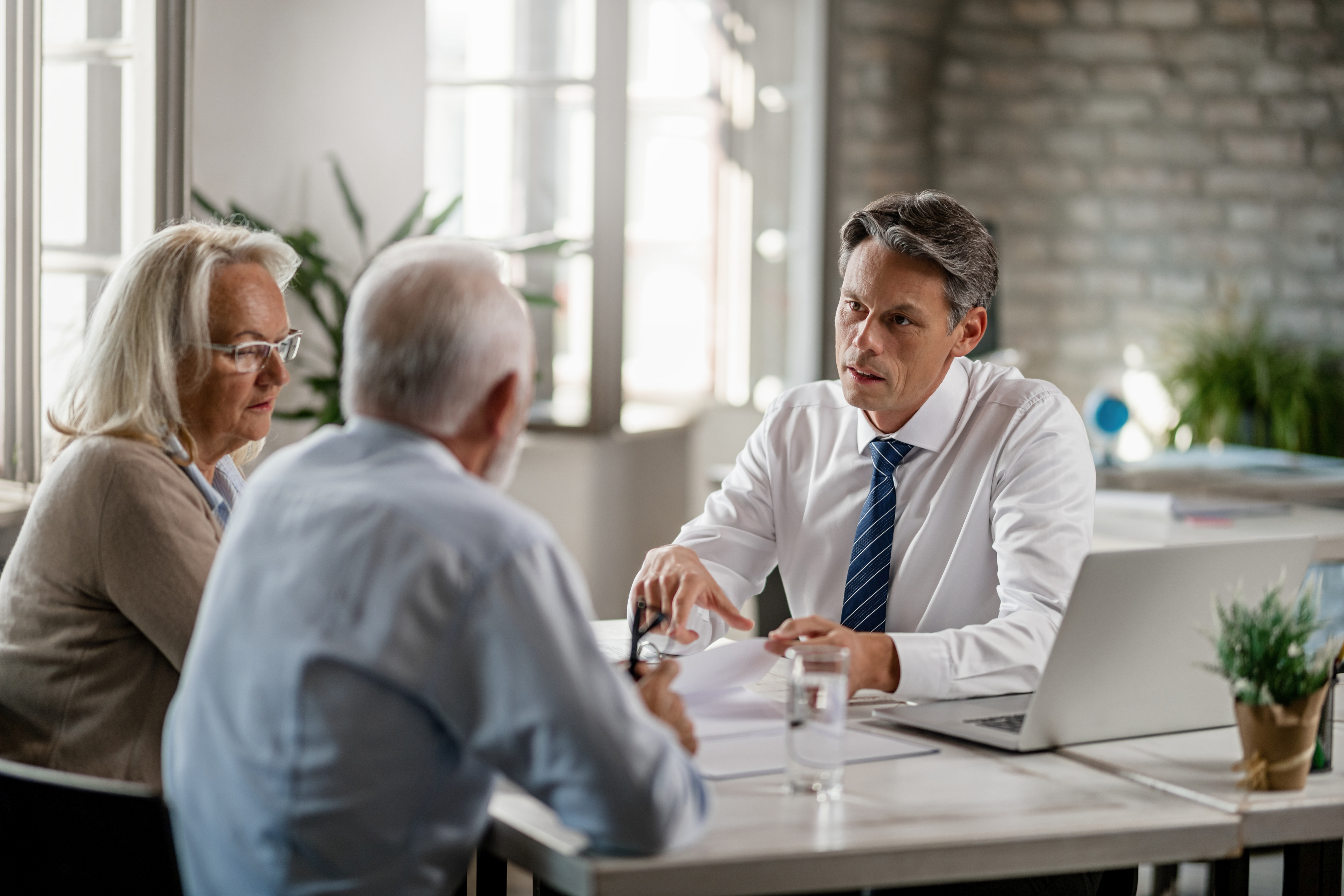 agent discussing medicare options with a couple